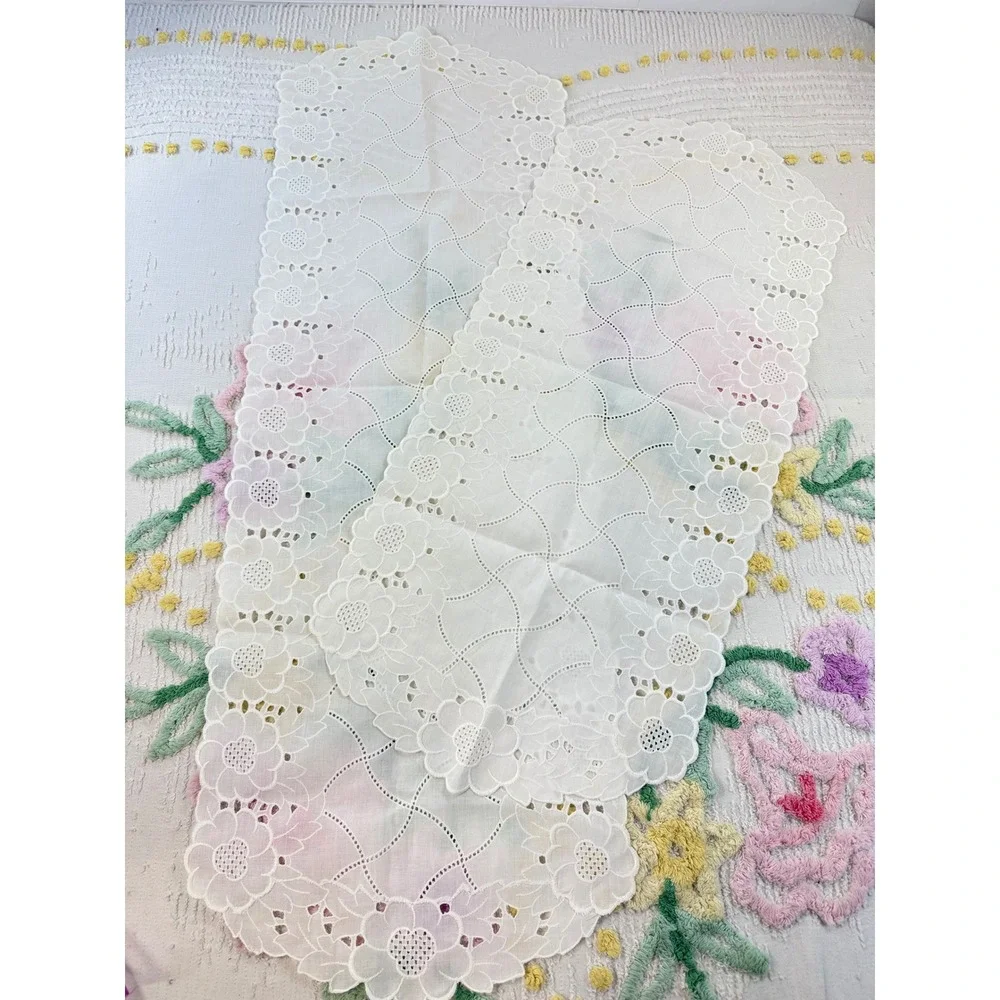 Vintage White Eyelet Lace Table Runner Floral Scalloped Edge Cutwork 41x11
